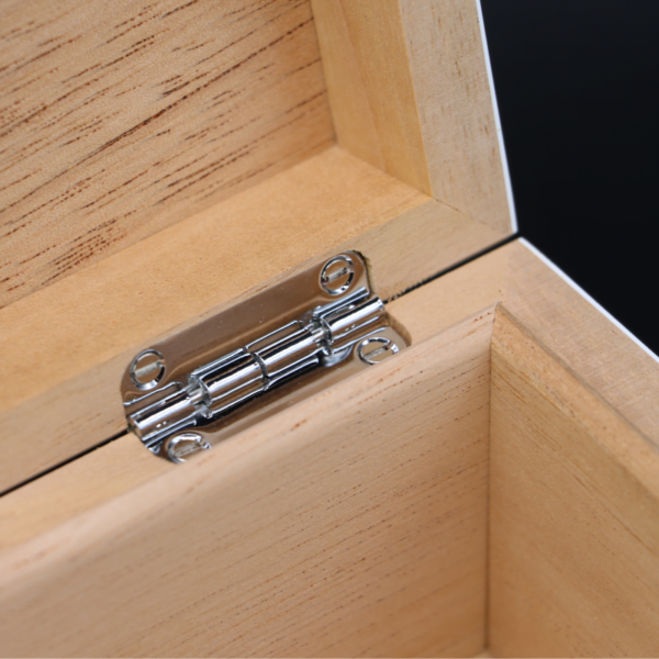 Tiffani Lacquer Cigar Box Cedar Wood with Stunning Polished Finish UPTO 12 Cigar White - Image 3