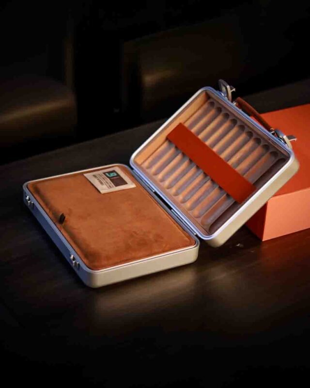 Luxury Aluminium Alloy Cigar Humidor Portable Cigar Storage Box Cedar Wood Interior Holds 20 Cigars