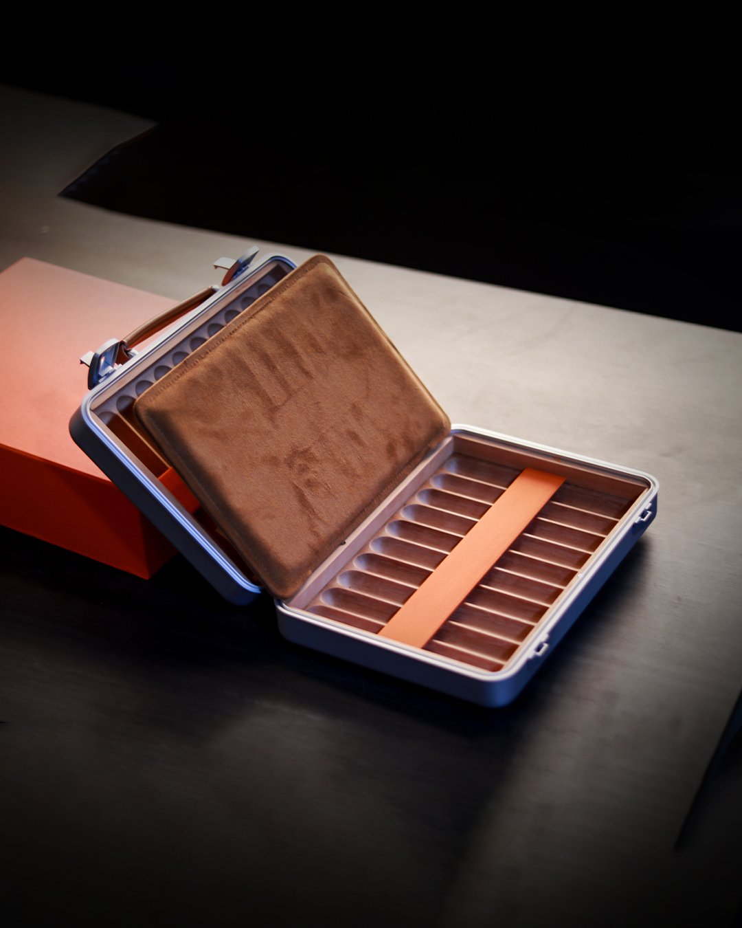Luxury Aluminium Alloy Cigar Humidor Portable Cigar Storage Box Cedar Wood Interior Holds 20 Cigars - Image 4