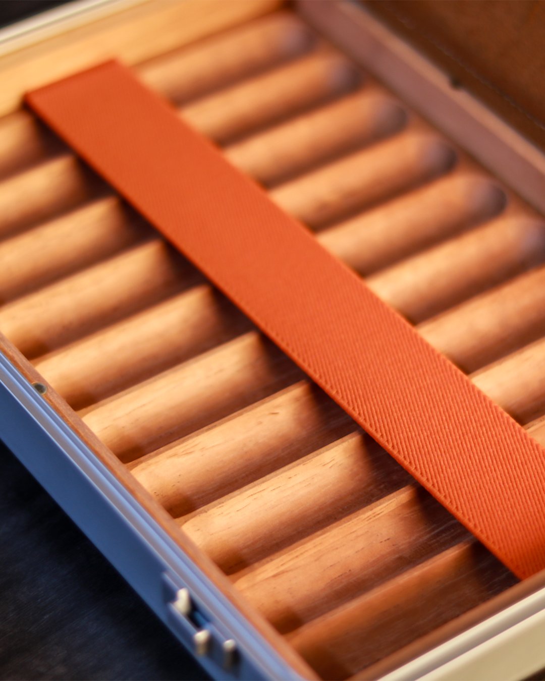 Luxury Aluminium Alloy Cigar Humidor Portable Cigar Storage Box Cedar Wood Interior Holds 20 Cigars - Image 5