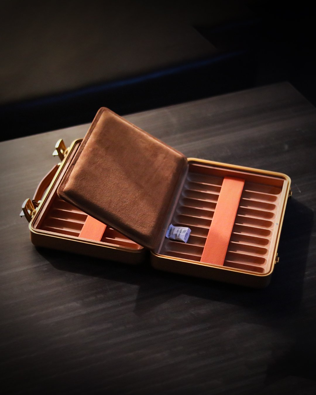Lubinski Luxury Aluminium Alloy Cigar Humidor Portable Cigar Storage Box Cedar Wood Interior Holds 20 Cigars Gold - Image 9